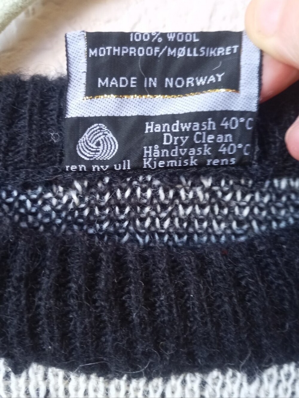 Nesjar Norwegian vintage chunky 100% wool sweater with a reindeer motif - Picture 11 of 14